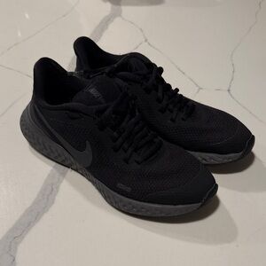 Nike Boys 7Y Black and Gray Athletic Shoes